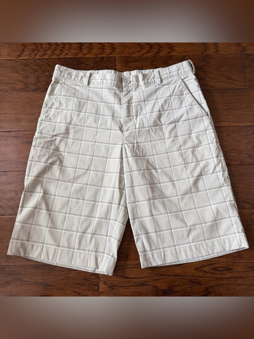 Nike Men’s Shorts flat front 34x12 tan/white plaid Stretch Performance
